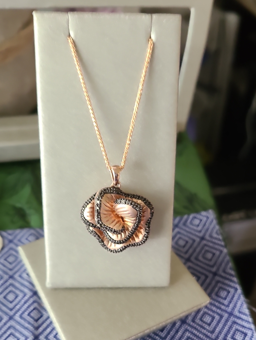Rose-Shaped Pendant Necklace in Rose Gold over silver and Black